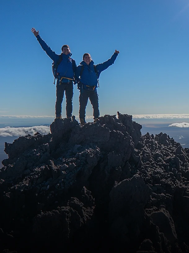 marcus3662062_Two_peope_standing_on_the_summit_of_a_mountain_s_77b8600b-4c11-4753-b260-242f3b2bbd3d.webp